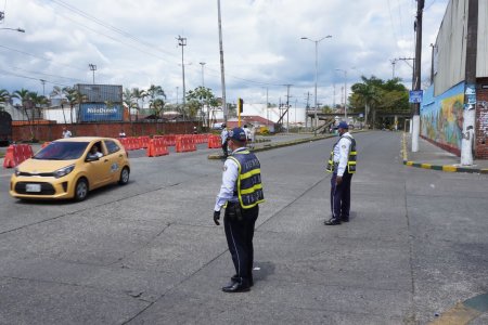 Agentes de Tránsito trabajan en puntos críticos de Buenaventura para mejorar movilidad en contra flujos