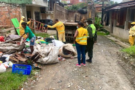Por acumulación de residuos sólidos, autoridades ambientales aplicaron sanción monetaria a moradora del barrio El Cambio de Buenaventura