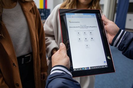 La Registraduría Nacional habilitó puntos de consulta del puesto de votación con tabletas para las elecciones presidenciales de 2022