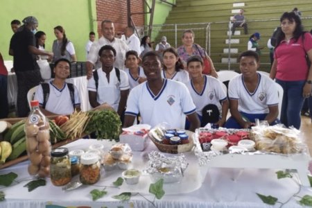 Profesora transmite su amor por el campo a jóvenes floridanos que recibieron insumos del programa Valle Agro
