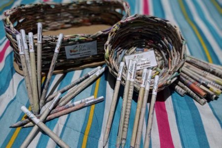 En Dagua, Valle del Cauca, se elaboran lápices y lapiceros de papel periódico
