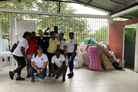Entregan tablas de bingo a cambio de reciclaje como estrategia educativa jornada ambiental en Villa Estela, Buenaventura