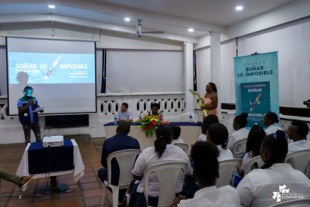 La exministra de Cultura Paula Marcela Moreno presentó en Buenaventura su libro “So&ntilde;ar lo Imposible”
