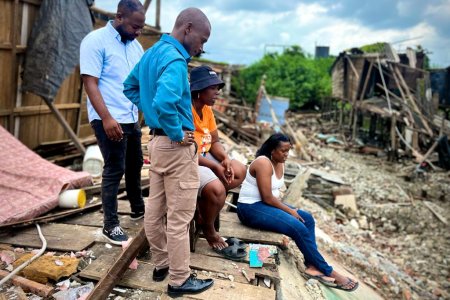 El congresista Orlando Castillo brindó apoyo a las familias damnificadas tras colapso de viviendas en el barrio Alberto Lleras Camargo de Buenaventura