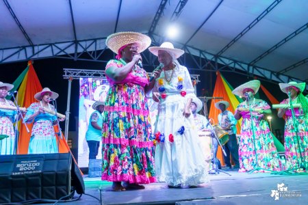Al son de la música del pacífico y con los pa&ntilde;uelos arriba, inició el XXII Encuentro de Cantadores de Río