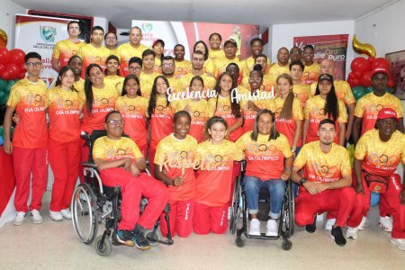 Ganadores de los Juegos Intercolegiados recibieron la camiseta conmemorativa en el Día Olímpico