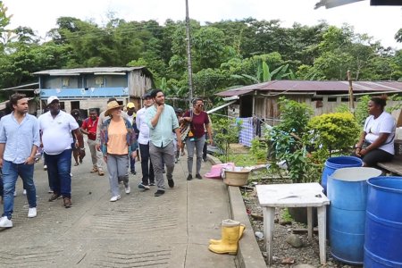 La Ministra de Vivienda visitó la comunidad de San Isidro, en el río Calima, revisando el problema habitacional de personas desplazadas del territorio