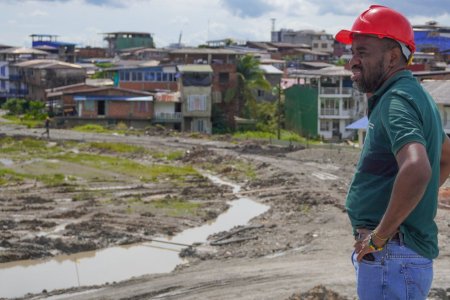 El alcalde distrital de Buenaventura, Víctor Hugo Vidal revisó los avances de las obras que se adelantan en la ciudad