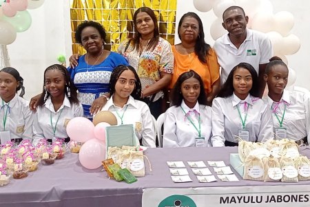 Estudiantes de colegios oficiales y privados presentaron sus microempresas en Feria de Emprendimiento del SENA