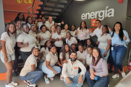 25 jóvenes de Buenaventura se capacitan como técnicos en energía, para desarrollar talento propio del Distrito