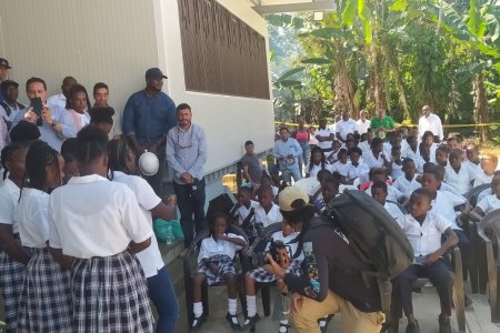 El Ministerio de Educación, la Secretaría de Educación y el FFIE entregaron obra nueva de la IE Jaime Roock en el río Raposo, zona rural de Buenaventura