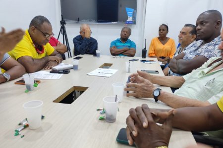 El Secretario de Tránsito se reunió con representantes del gremio transportador de servicio público para revisar medida de pico y placa y tarifas de pasajes en Buenaventura