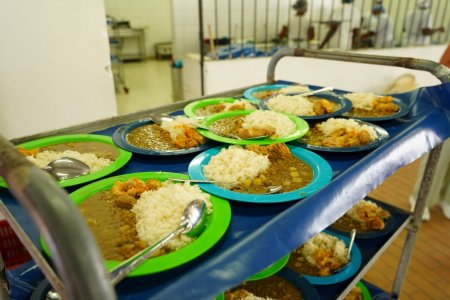 Funcionarias de la Unidad de Alimentos Para Aprender revisan en terreno la prestación del servicio del PAE en Buenaventura