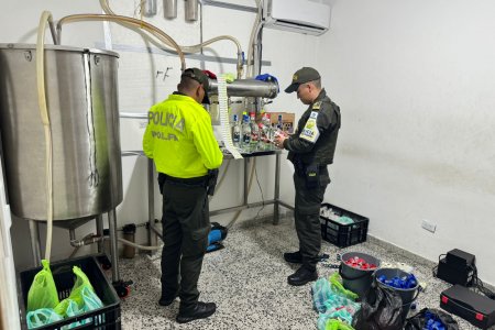 Golpe al contrabando de licor; fábrica clandestina en el sur de Cali falsificaba Aguardiente del Valle