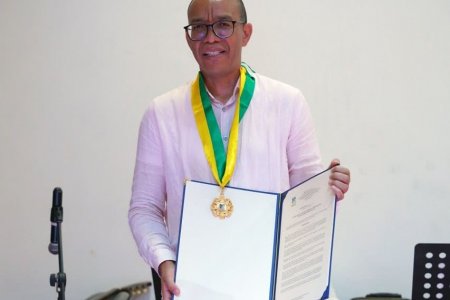 Gerson Chaverra Castro, presidente de la Corte Suprema de Justicia, recibió la medalla Gerardo Valencia Cano de la Alcaldía Distrital de Buenaventura