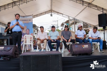 En Buenaventura, Gustavo Bolívar y Alexander López acompa&ntilde;an renovación de la tregua de paz con proyectos para el progreso
