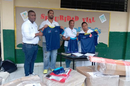 Cuatro instituciones educativas de Buenaventura, focalizadas por los ministerios de Educación y Deportes recibieron indumentaria deportiva