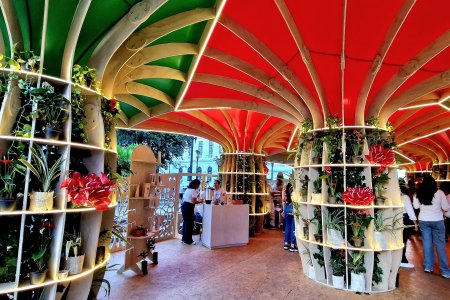 La casa del Valle en la COP16 es una gran flor de anturio que recibe visitantes de todo el mundo