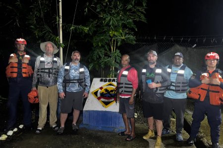 La Armada de Colombia salva a cinco pescadores en aguas de Chocó luego de estar 3 horas a la deriva