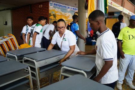 Estudiantes del ITI Gerardo Valencia Cano recibieron mobiliario escolar gracias a un convenio entre Planeación Nacional y la Alcaldía Distrital de Buenaventura