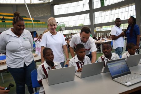 Con 45 computadores, Gobernación fortalece proceso educativo del colegio San Antonio de Buenaventura