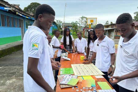 Crean juegos con material reciclado para el aprendizaje en el río Naya, zona rural de Buenaventura