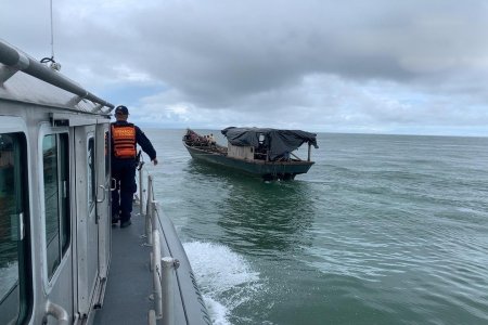 Fueron rescatadas nueve personas a bordo de una embarcación en el Pacífico colombiano