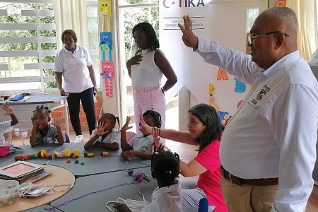 La Agencia Turca de Cooperación donó mobiliario escolar la IE Atanasio Girardot en Buenaventura
