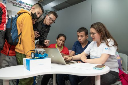 Abren inscripciones a becas de la Escuela de Robótica Inclusiva de Fundación Telefónica Movistar