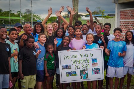 Ni&ntilde;os de Buenaventura inspiran a Eva Buzo para enfrentar su nuevo récord en el mar del Pacífico colombiano
