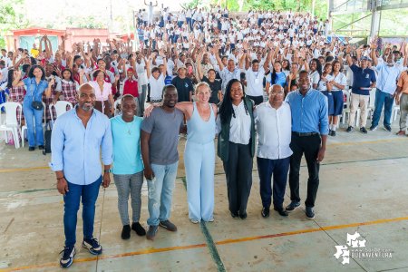 Con el conversatorio “Travesía de inspiración desde el mar hasta el corazón de Buenaventura”, Eva Buzo terminó su estadía en el distrito