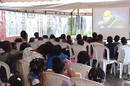“Cine al Barrio” llevó cine y recreación al barrio El Firme, en Buenaventura