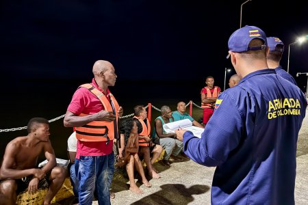 La Armada de Colombia rescató náufragos cerca del río Naya