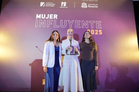 La gobernadora del Valle, Dilian Francisca Toro, recibió el Premio 'Mujer Influyente 2025' por transformar vidas