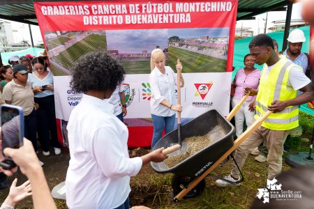 Gobernadora del Valle y Alcaldesa de Buenaventura iniciaron simbólicamente la construcción de graderías en la cancha del barrio Montechino
