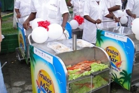 Platoneras de Buenaventura recibieron carritos que les facilitarán el transporte y venta de pescado y otros mariscos en la ciudad