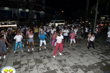 Con nutrida asistencia se llevó a cabo rumba terapia en el Centro Comercial Viva Buenaventura