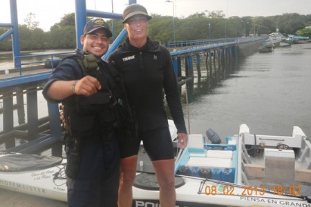 Ciudadana alemana busca romper record en kayak con el acompañamiento de la Armada Nacional