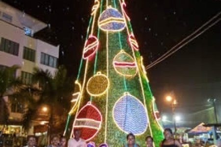 Más de 100 mujeres trabajan en los motivos alusivos al alumbrado navideño que se encenderá en diciembre