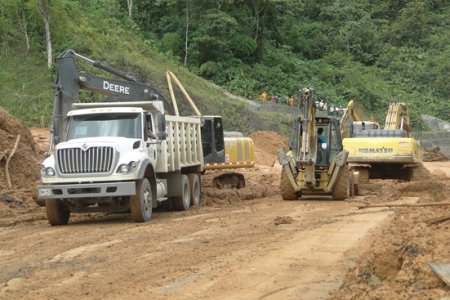 Prosiguen las labores de búsqueda de las cinco personas desaparecidas en la avalancha del km. 42
