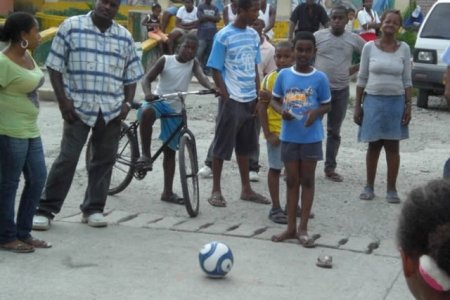 Apuestas Unidas del Pacífico regala balones y camisetas del Mundial Sudáfrica 2010