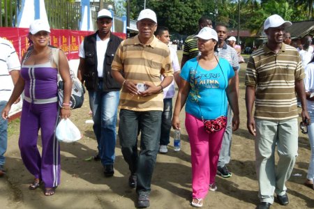 Alcalde Bartolo Valencia visitó y saludó a turistas en La Bocana