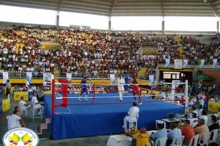 Gabriel Mendoza de Fuerzas Armadas se convirtió en el primer ganador en las competencias de Boxeo