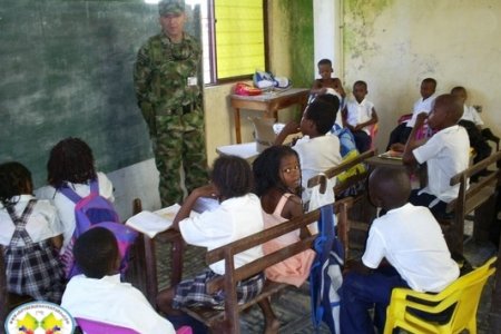 INFANTERÍA DE MARINA APOYA EDUCACIÓN EN BUENAVENTURA