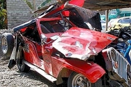 Por esquivar hueco, campero choca contra tractocamión