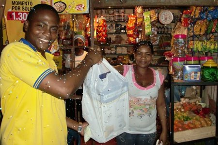 La Caravana de la Suerte de Gane Buenaventura, se toma los barrios del puerto entregando premios