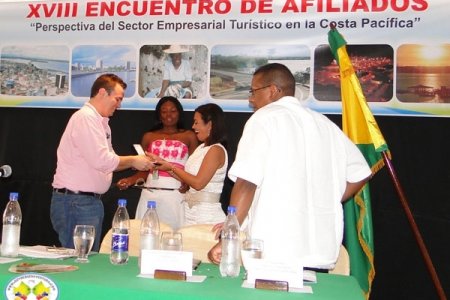 Presidente de la República condecoró a la Cámara de Comercio de Buenaventura