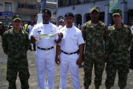 BUENAVENTURA CONDECORA MANDOS DE LA ARMADA NACIONAL EN EL PUERTO