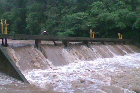 Creciente y niveles de turbiedad siguen afectando cuenca del río Escalerete, poco a poco se restablece servicio de agua