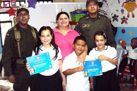 La Policía Nacional incentiva a los alumnos por su buen rendimiento académico y participación en actividades culturales